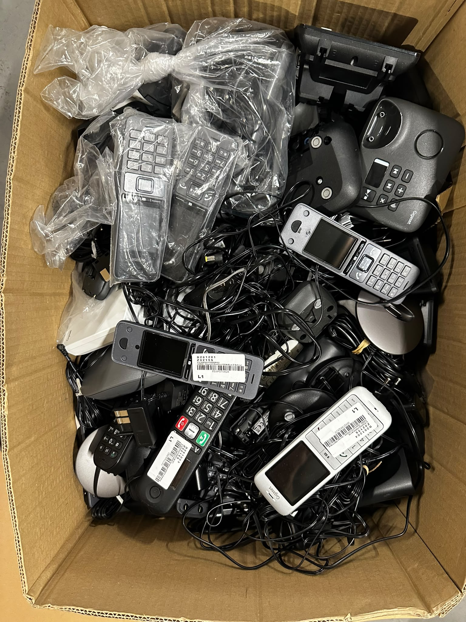 BOX BC – 79 sztuk telefonów stacjonarnych i akcesoriów – Gigaset